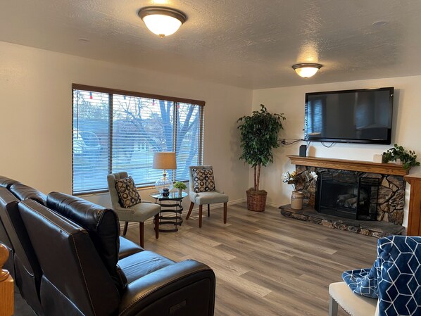 Smart-TV, DVD-spiller og bøker