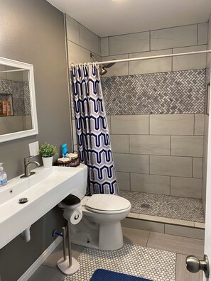 Shower, hair dryer, towels, shampoo - Tram View Gateway - Spacious, comfortable and close to the mountains (Sandy)