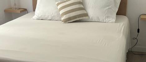 1 dormitorio, tabla de planchar con plancha, wifi y ropa de cama