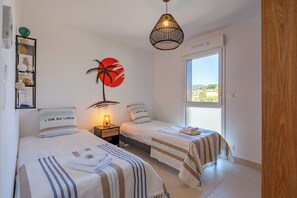 2 slaapkamers, een bureau, een strijkplank/strijkijzer, wifi