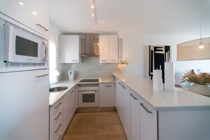 Réfrigérateur, four à micro-ondes, un four, lave-vaisselle