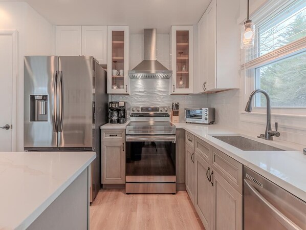 Kjøleskap, mikrobølgeovn, ovn og kokeplater