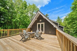 Outdoor dining - Elevation Escape - Beech Mtn home with game room, outdoor space (Beech Mountain)