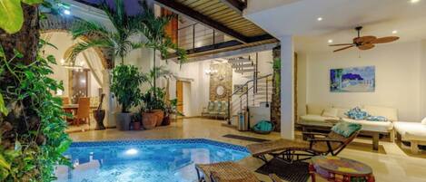 المنشأة من الداخل