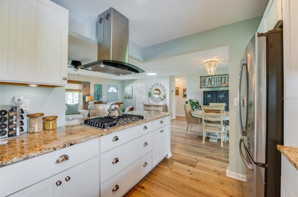 Microondas, horno, placa de cocina, lavavajillas