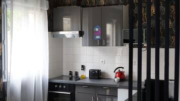 Een koelkast, een magnetron, een oven, een kookplaat