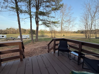 Cozy 1-bedroom apartment in charming Clarksville with WiFi, AC