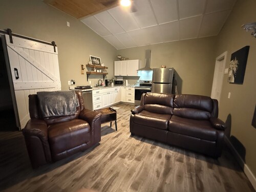 Cozy 1-bedroom apartment in charming Clarksville with WiFi, AC