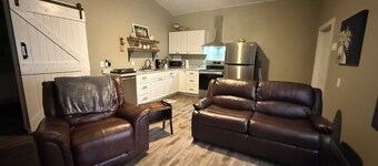 Cozy 1-bedroom apartment in charming Clarksville with WiFi, AC