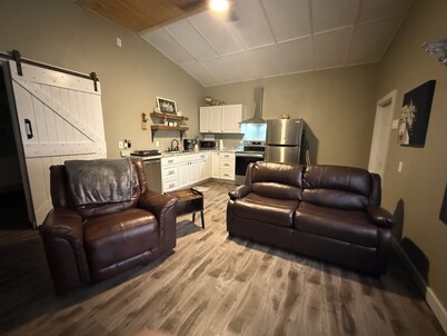 Cozy 1-bedroom apartment in charming Clarksville with WiFi, AC