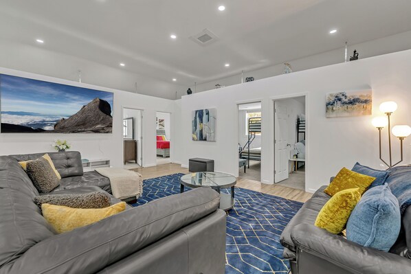 4 bedrooms, iron/ironing board, WiFi, bed sheets