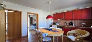 Een koelkast, een oven, een kookplaat, een vaatwasser