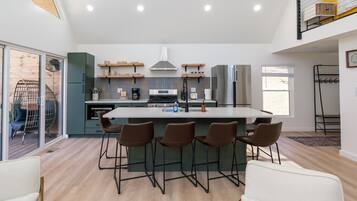 Kjøleskap, mikrobølgeovn, ovn og kokeplater