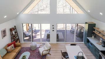 Smart-TV, fotballspill, bøker og stereoanlegg