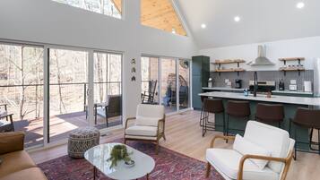 Smart-TV, fotballspill, bøker og stereoanlegg