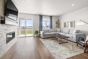 Smart TV, chimenea y libros 