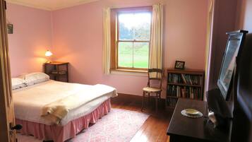 4 bedrooms, iron/ironing board, Internet, bed sheets