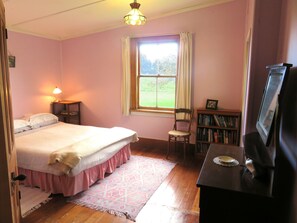 Room - Colonial Villa on working farm in the northern Manawatu hill country (Rangiwahia)