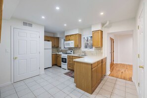 Fridge, oven, stovetop, coffee/tea maker