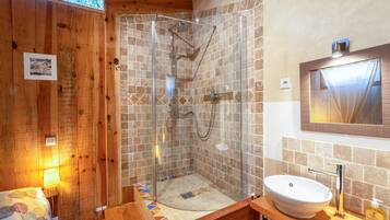 Een douche, een haardroger, handdoeken