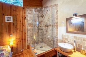 Een douche, een haardroger, handdoeken