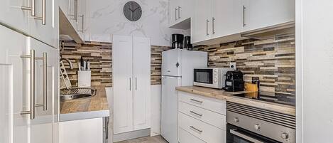 Een koelkast, een magnetron, een oven, een kookplaat