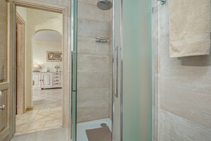 Douche, sèche-cheveux, serviettes fournies