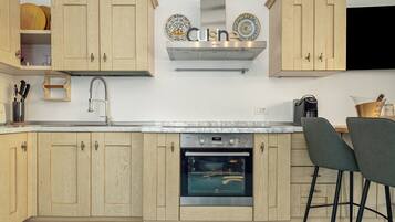 Jääkaappi, mikroaaltouuni, uuni, liesi