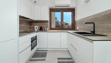 Kühlschrank, Mikrowelle, Ofen, Herdplatte