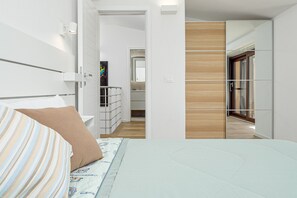 2 bedrooms, iron/ironing board, free WiFi, bed sheets - 'Ginepro' Apartment with Sea View, Wi-Fi and Air Conditioning (Golfo Aranci)