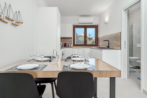 Fridge, microwave, oven, stovetop - 'Ginepro' Apartment with Sea View, Wi-Fi and Air Conditioning (Golfo Aranci)