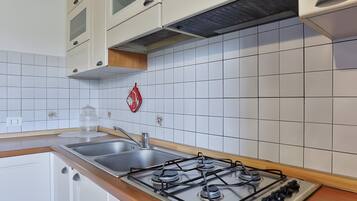 KylskÄp, spishÀll, diskmaskin och kaffe- och tebryggare