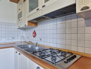 Kühlschrank, Herdplatte, Geschirrspüler