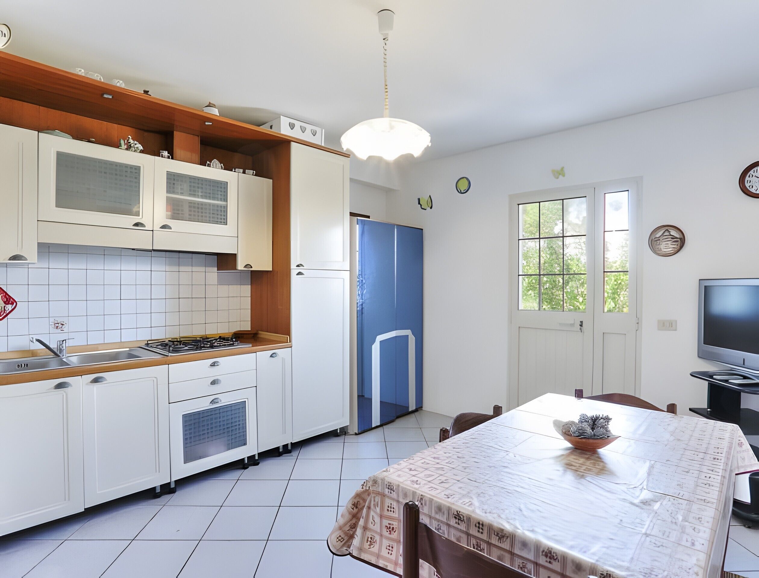 Fridge, stovetop, dishwasher, coffee/tea maker