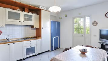 Réfrigérateur, plaque de cuisson, lave-vaisselle, cafetiÚre/bouilloire