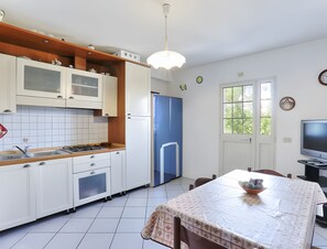 Fridge, stovetop, dishwasher, coffee/tea maker