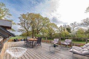Outdoor dining - Holiday Home 'Le Foutaye - Gîte En Pleine Nature' with Private Terrace and Private Garden (Pleucadeuc)