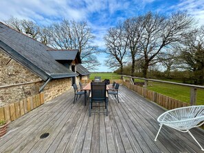 Outdoor dining - Holiday Home 'Le Foutaye - Gîte En Pleine Nature' with Private Terrace and Private Garden (Pleucadeuc)