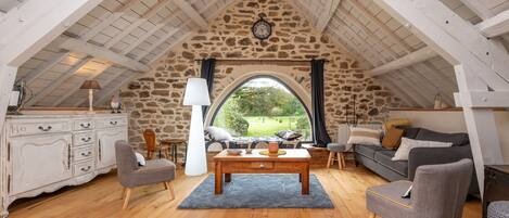 TV, fireplace, ping pong