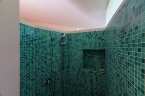 Douche, sèche-cheveux, serviettes fournies
