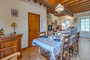 Dining - Gîte du Lavoir – Authentic holiday home with charm and unspoiled nature (Cherveix-Cubas)