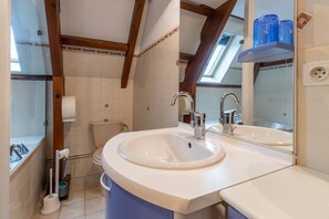 Shower, hair dryer, towels - Gîte du Lavoir – Authentic holiday home with charm and unspoiled nature (Cherveix-Cubas)