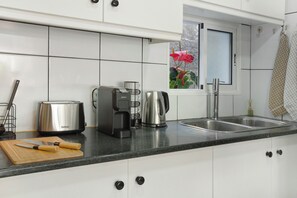 Een koelkast, een magnetron, een oven, een kookplaat