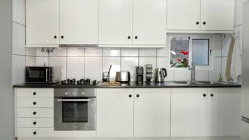 Køleskab, mikrobølgeovn, ovn, kogeplade