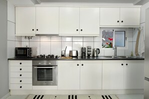 Fridge, microwave, oven, stovetop - Holiday Home 'Refugio Tropical' with Shared Garden and Wi-Fi Access (Funchal)