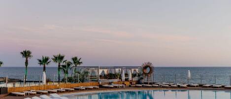 من حمّامات السباحة المغطاة، حمّام سباحة مُدفَّأ