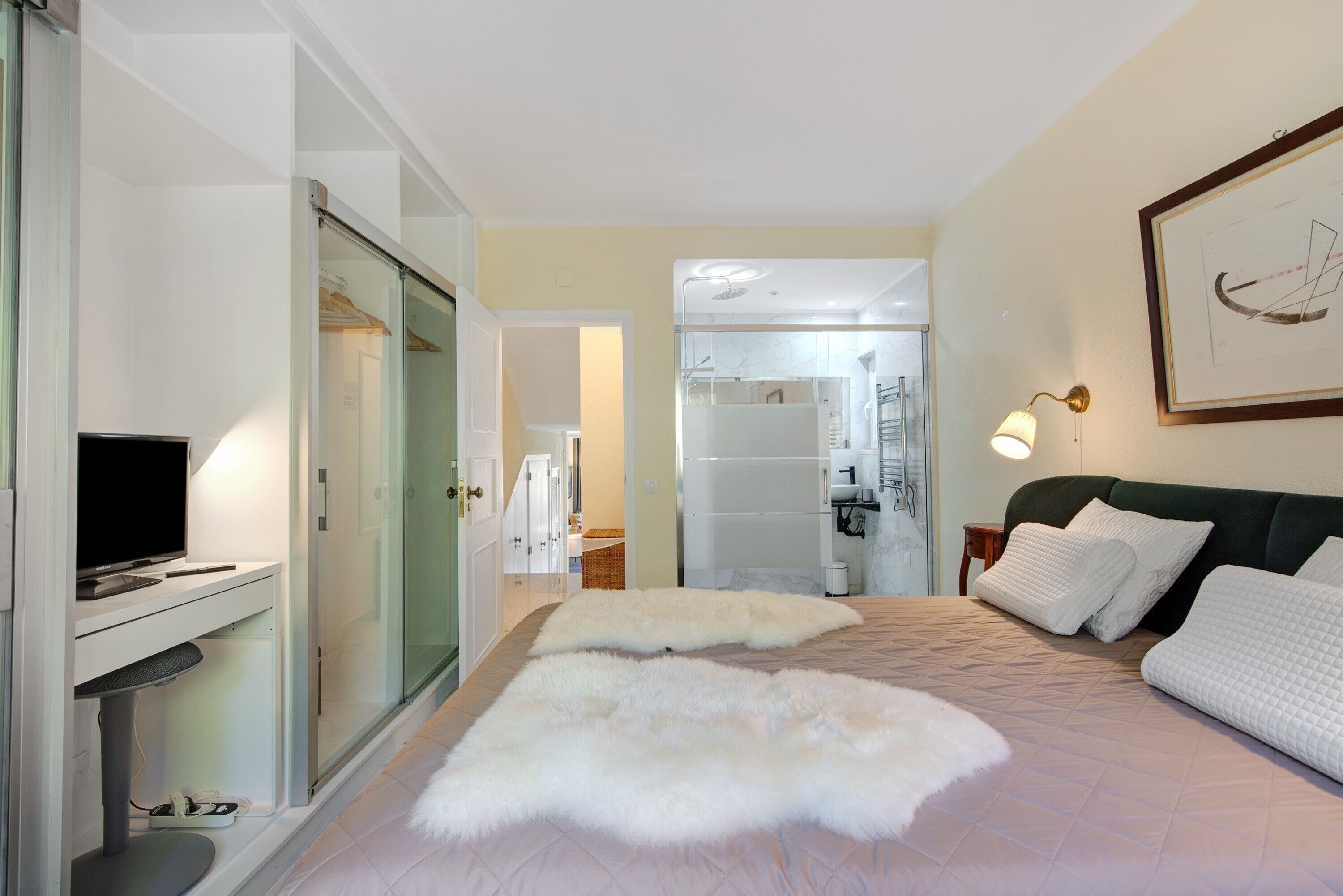 2 bedrooms, iron/ironing board, free WiFi, bed sheets