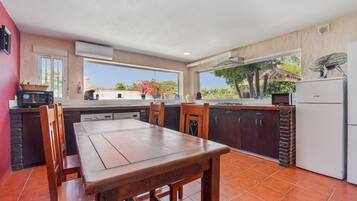 Frigorífico, microondas, horno y placa de cocina