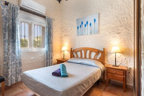 5 bedrooms, iron/ironing board, free WiFi, bed sheets