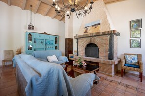 Una televisión, una chimenea